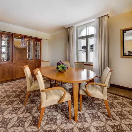 ホテル Grand Des Bains Kempinski